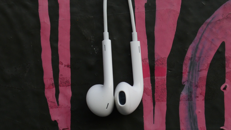 Illustration for article titled Apple EarPods Review: Better! (But Still Garbage)